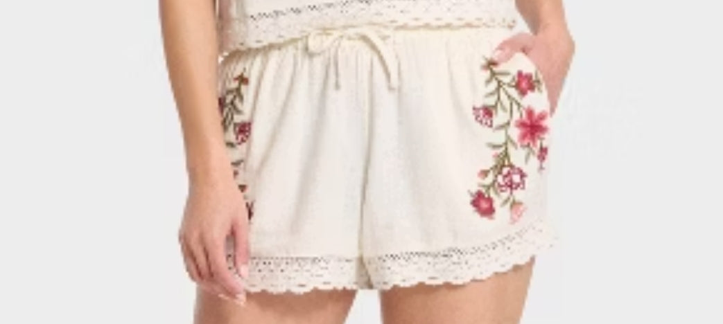 Embroidered beige shorts Size: Medium